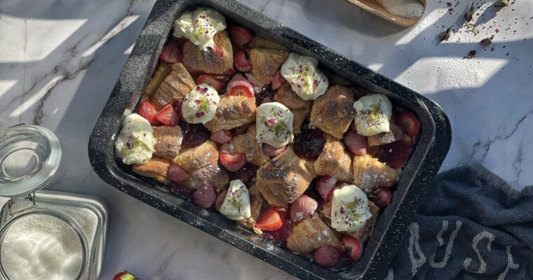 Zomerse croissant pudding met aardbeien